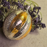 soelv-guld-stribet-paa-langs-glas-julekugle-russisk-julepynt